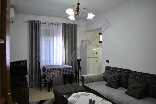 Apartament 2+1 per qira ne rrugen Asim Vokshi ne Tirane.
Apartamenti pozicionohet ne katin e peste 